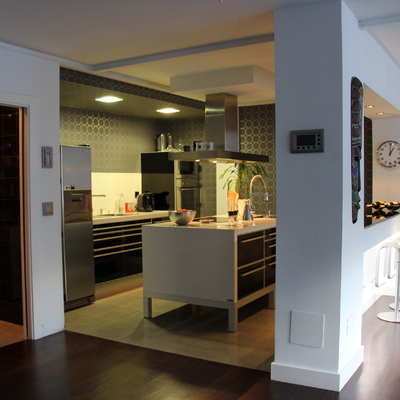 Vista de la cocina y barra al salón