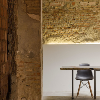 Vista de la mesa de reuniones desde el corredor