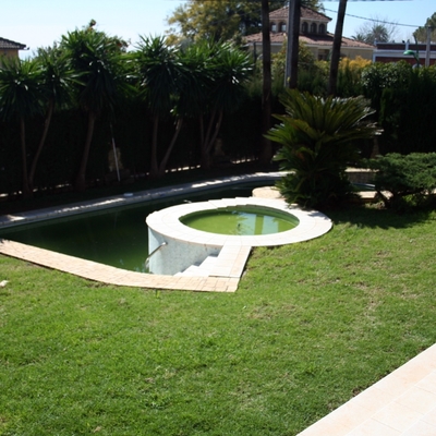 Vista de la piscina desde el porche