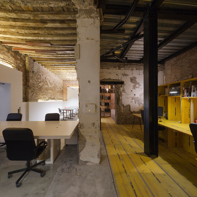 Vista de las dos zonas del estudio: oficina de arquitectura y taller de diseño