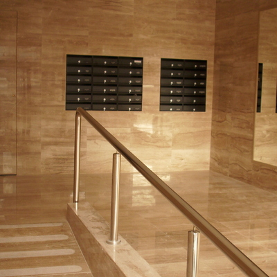 Vista de los buzones integrados y del espejo.