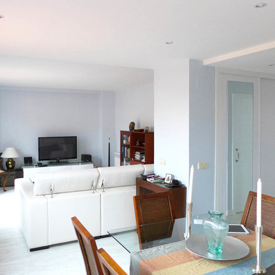 Vista de salón, comedor y entrada