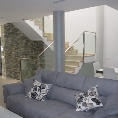 Vista de salon y escalera al fondo.