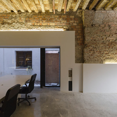 Vista del adarve interior desde la zona de trabajo