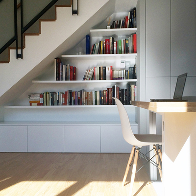 Vista del mueble a medida bajo la escalera