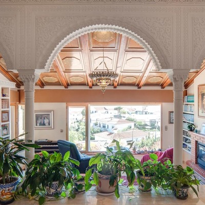 Vista del salón y arcos