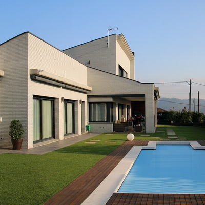 Vista desde el fondo, porche y piscina