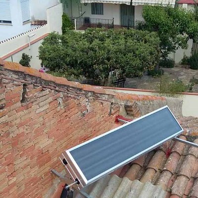Equipo termosifónico de energía solar térmica con capacidad para 100 litros de acumulación de agua caliente