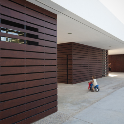 Vista detalle porche acceso.