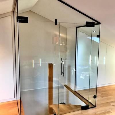 Cerramiento de escalera a boardilla en vidrio