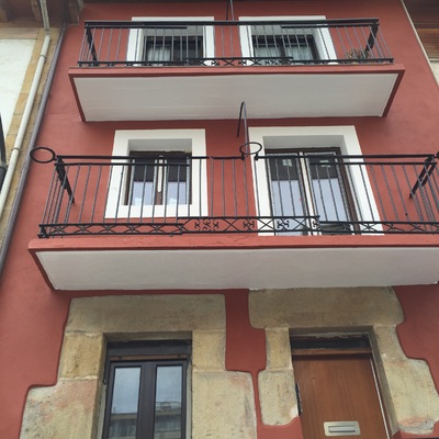 Vista frontal de edificio