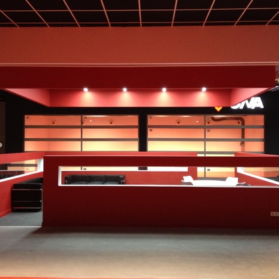 Vista frontal de volumen central ambientado