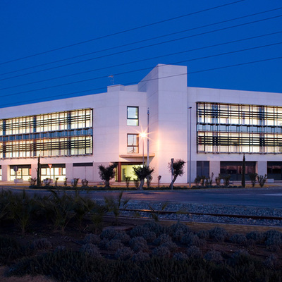 Vista Frontal nocturna Edificio Oficinas