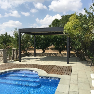 Pergola con 4 pies motorizada