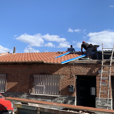 Retirada e instalación de tejado en chapa sanwich