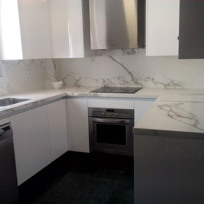 Elaboracion de encimera de cocina con aplacado en Dekton color Aura
