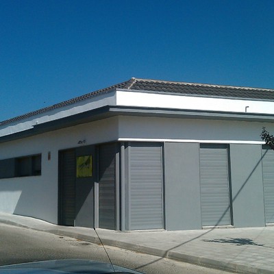 Vivienda unifamiliar en esquina + local comercial