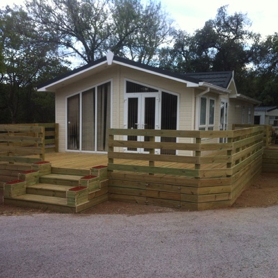 vista general de la terraza o decking donde se pueden apreciar las dos escaleras