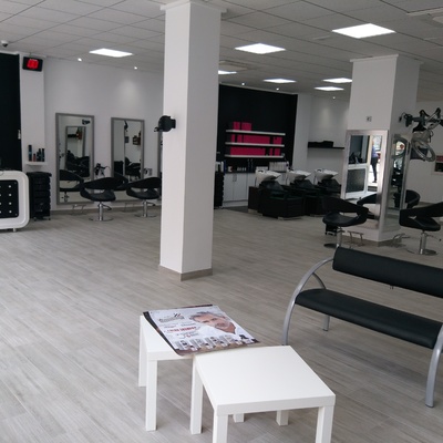 Vista interior hacia el fondo del local