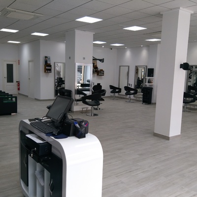 Vista interior hacia el fondo del local desde otro lateral