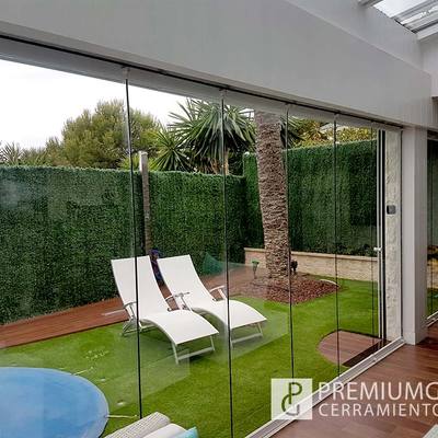 Combinación de techo móvil con cortinas de cristal en La Nucia