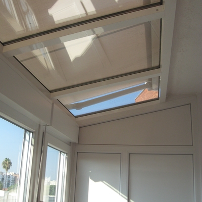 Cerramiento de PVC, techo acristalado y toldo exterior motorizado