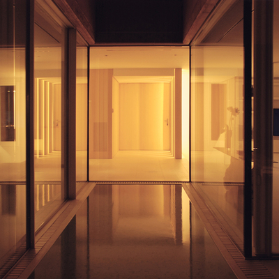 Vista nocturna del acceso.