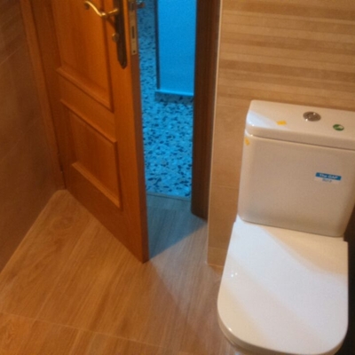 Vista parcial de la entrada al baño