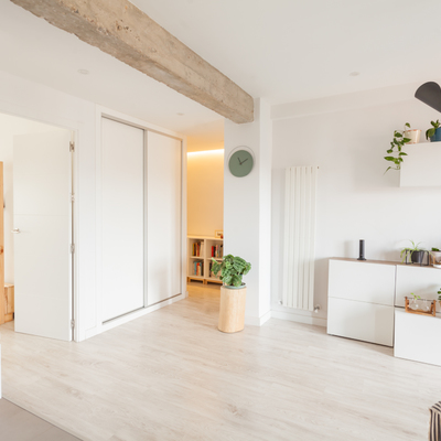 Vista parcial salón comedor con cocina abierta