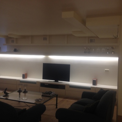 Proyecto Dormitorio con armarios y puertas madera y diseño de mueble TV con luz indirecta