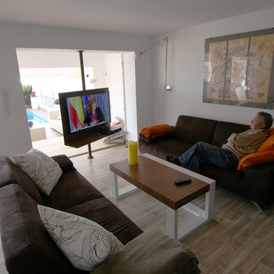 vista salon con TV giratoria a Jardin