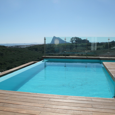 Vistas a Gibraltar desde piscina