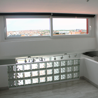 Vistas de Madrid desde la habitación de arriba y barandilla de pavés