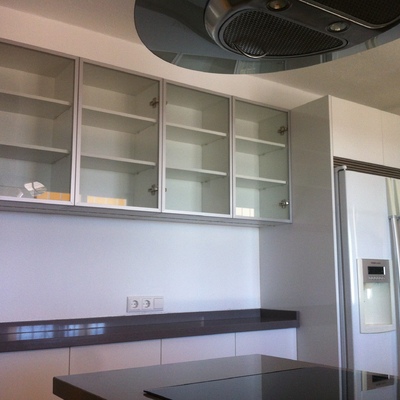 vitrinas junto a nevera tipo americana