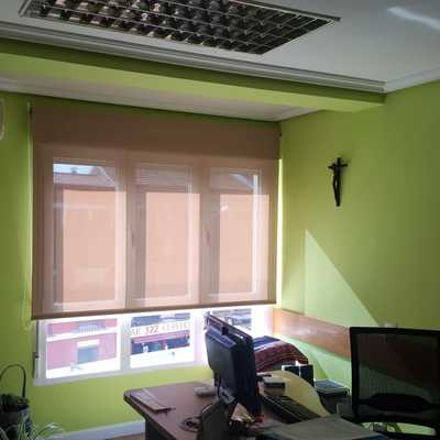 Cambiar el color de las paredes de un despacho y pintar el techo de blanco
