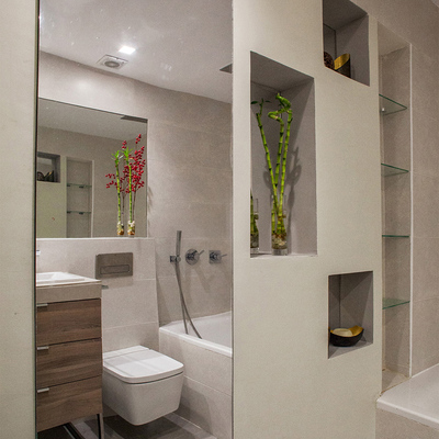 Baño con espejo grande