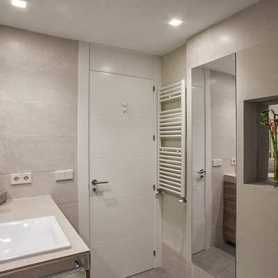 Baño con radiador de toallas