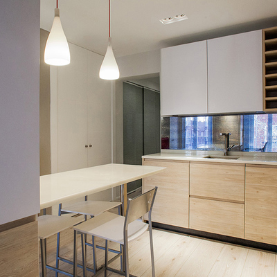 Cocina con lámparas colgadas