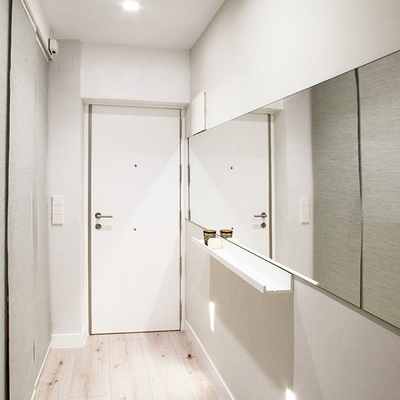 Pasillo con espejo y pintura gris