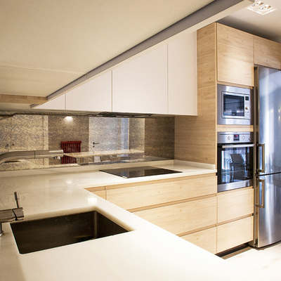 cocina con mobiliario de madera