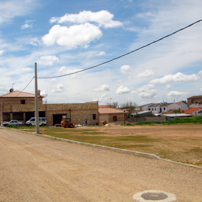 VIVIENDA UNIFAMILIAR CON PISCINA 