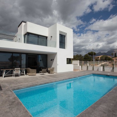 VIVIENDA UNIFAMILIAR CON PSICINA