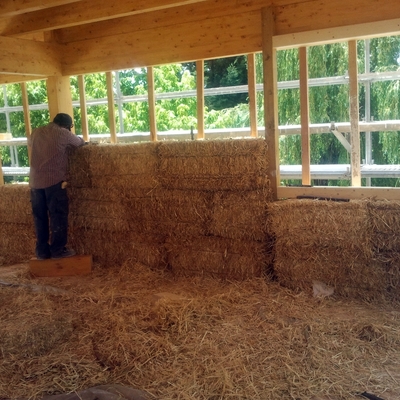 Vivienda unifamiliar superaislada con balas de paja y estructura de madera