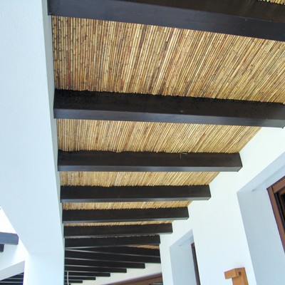 Voladizo de madera y cañazo