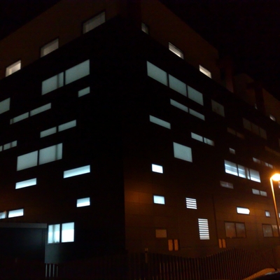 Vsita fachada almacén iluminado