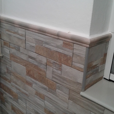 ALICATADO DE ZÓCALO Y SOLADO ENCIMA DE LOS ACTUALES AZULEJOS EN ALMENDRALEJO