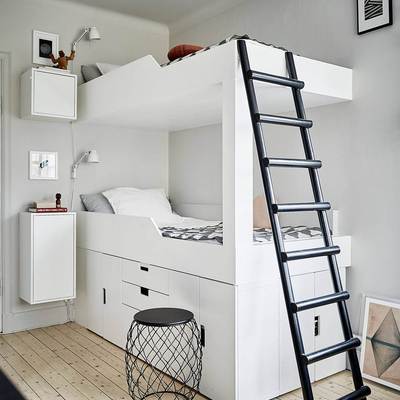 Zona de descanso con literas blancas