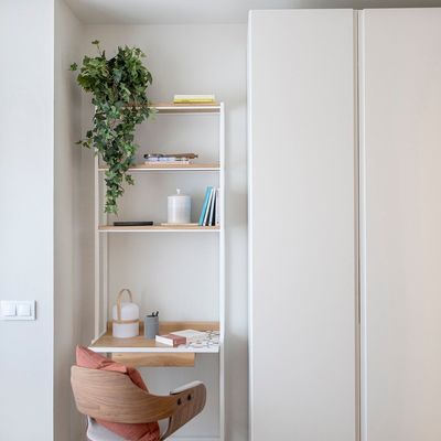 Zona de lectura con estanterías