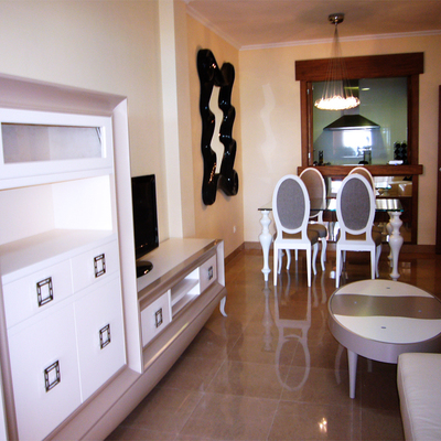 Zona salón: mueble televisor con comedor de fondo