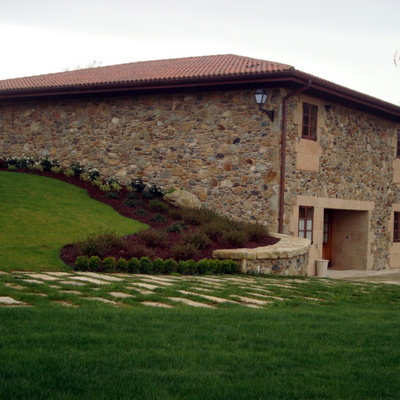 Zona verde en nucleo de casas de piedra